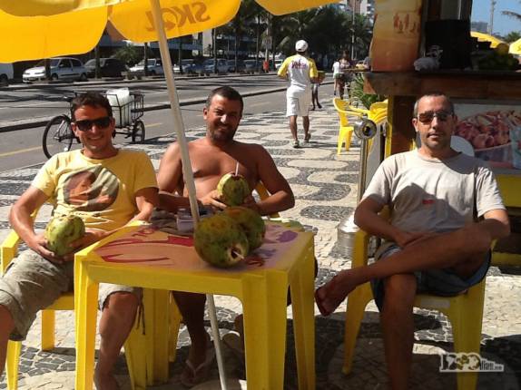 Com o àlvaro e o Valentín na orla de Ipanema, no Rio de Janeiro